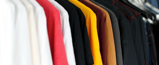 Fast fashion to model konsumpcji, który przyczynia się do postępującej degradacji środowiska.